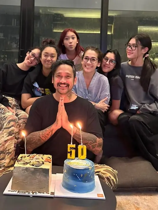 Perayaan sederhana dibuat di momen usianya yang sudah setengah abad. Tiup lilin kali ini bersama orang-orang tercintanya. Aktor dan komedian itu dikelilingi lima anak perempuan dan istrinya. Tora paling ganteng di rumahnya. [Instagram/mieke_amalia] [Instagram/mieke_amalia]