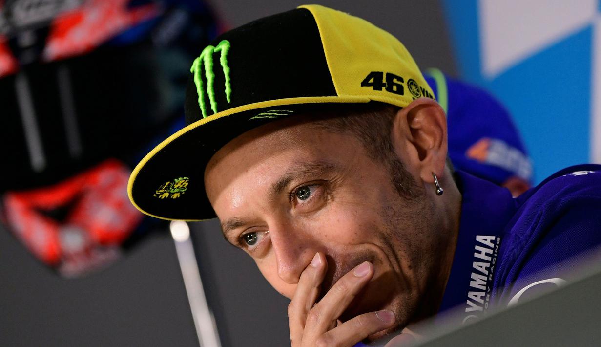 Pebalap Movistar Yamaha, Valentino Rossi, menghadiri jumpa pers jelang GP Aragon di Alcaniz, Aragon, Kamis (21/9/2017). Rossi dinyatakan lolos tes medis untuk mengikuti balapan MotoGP Aragon. (AFP/Javier Soriano)