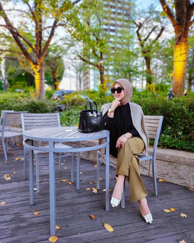 Syahrini tampak elegan dengan busana hijab dan blazer yang dikenakannya [Instagram/princessyahrini]