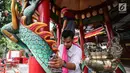 Pekerja membersihkan hiolo Tikong di Wihara Amurka Bhumi, Jakarta, Senin (28/1). Makna dari bersih-bersih wihara ini sebagai simbol untuk membersihkan diri, ucapan dan perbuatan. (Liputan6.com/Fery Pradolo)
