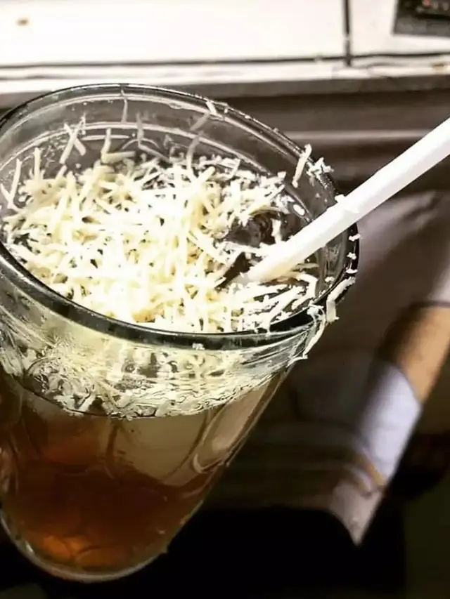 6 Cara Unik Menikmati Es Teh Ini Absurd Banget, Kocak