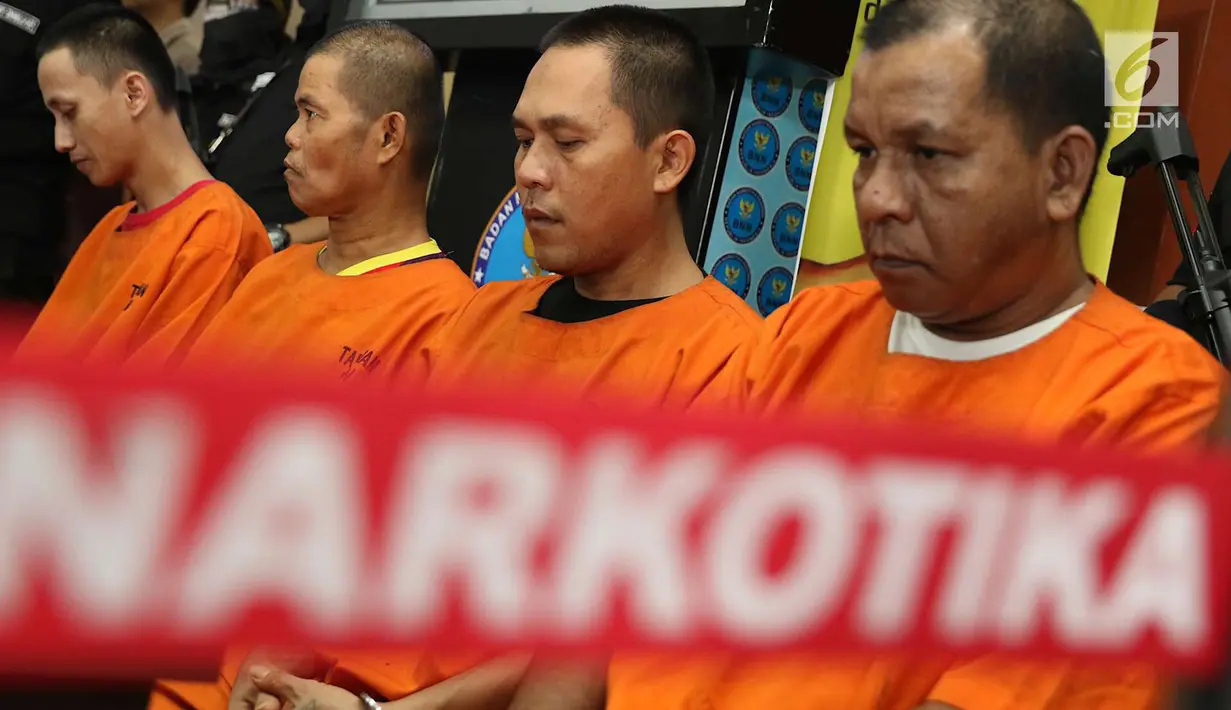 Tersangka kasus penggerebekan pabrik gelap narkoba di Majene ditunjukkan di Gedung BNN Jakarta, Kamis (9/8). Petugas berhasil menangkap empat tersangka. (Liputan6.com/Immanuel Antonius)