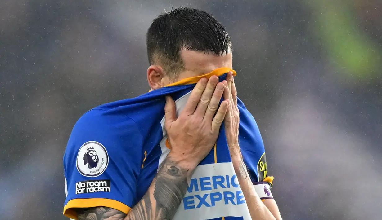 Reaksi kecewa pemain Brighton, Lewis Dunk saat timnya kalah dari Everton pada laga pekan ke-35 Liga Inggris 2022/2023 di  American Express Community Stadium, Brighton, Inggris, Selasa (09/05/2023) WIB. The Seagulls tunduk dengan skor 1-5. (AFP/Glyn Kirk)