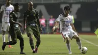 Bek Bali United, Michael Orah, mengontrol bola saat menghadapi Tira Persikabo pada laga Shopee Liga 1 di Stadion Patriot Pakansari, Bogor, Kamis (15/8). Bali menang 2-1 atas Tira Persikabo. (Bola.com/Yoppy Renato)
