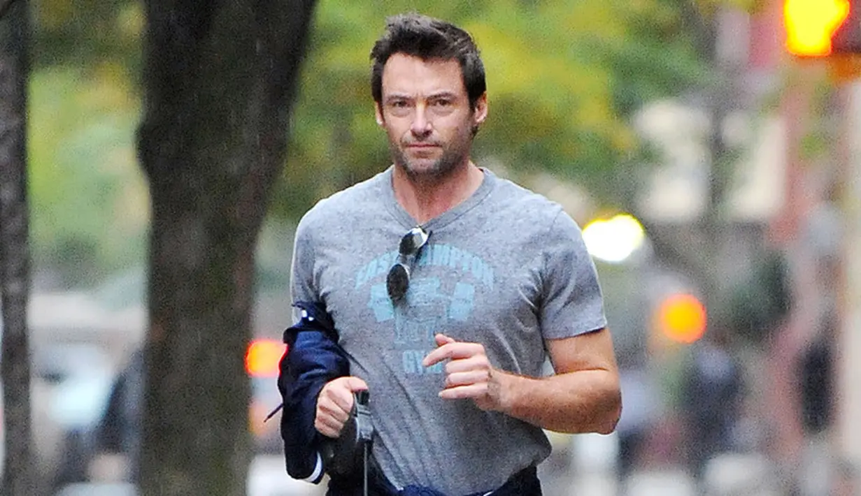 Gemas banget! Aktor Wolverine, Hugh Jackman, mengajak anjingnya yang berjenis French Bulldog jalan-jalan. (Jayme Oak/Broadimage/USMagazine)