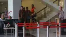 Bupati Hulu Sungai Tengah, Kalimantan Selatan Abdul Latif kenakan rompi tahanan meninggalkan gedung KPK, Jakarta, Jumat (5/1). KPK resmi menetapkan dan menahan Abdul Latif sebagai tersangka penerima suap. (Liputan6.com/Faizal Fanani)