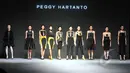 Sejumlah model berpose memakai busana rancangan Peggy Hartanto yang bertajuk 'Curve' pada ajang Indonesia Fashion Week 2015 di JCC Senayan, Jakarta, Minggu (1/3). (Liputan6.com/Panji Diksana)