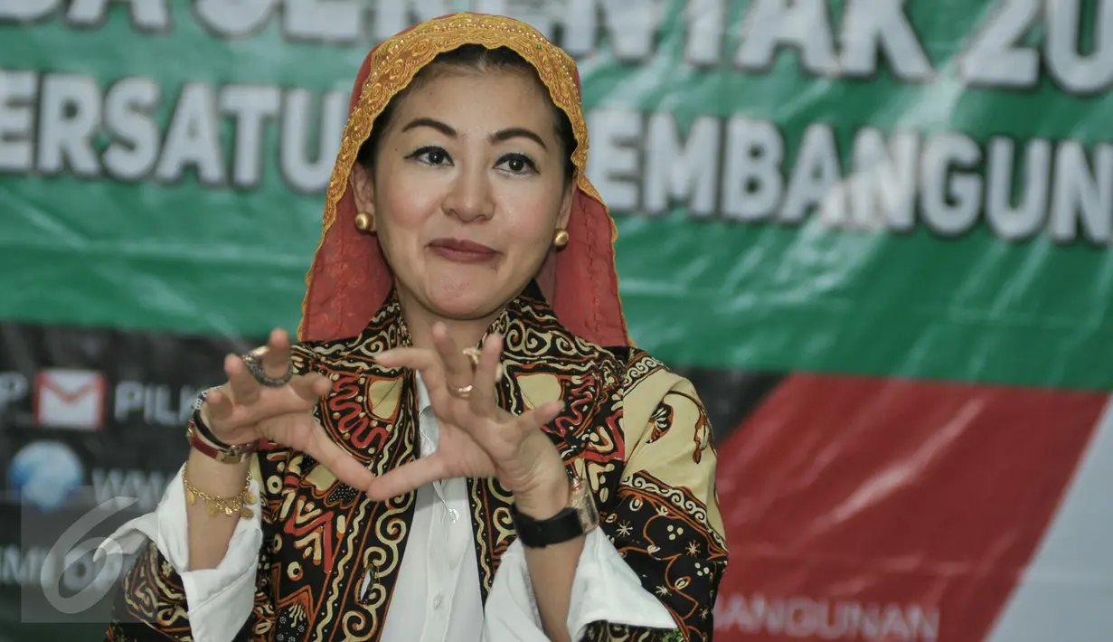 Balon Gubernur DKI Jakarta, Hasnaeni alias Wanita Emas saat memberikan keterangan pers di kantor Sekretariat Nasional Bappilu PPP, Jakarta, (20/6). Hasnaeni diusung PPP untuk Pilgub DKI Jakarta . (Liputan6.com/Yoppy Renato)