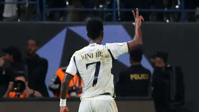 Foto: Vinicius Jr Porak-Porandakan Barcelona Lewat Aksi Memukaunya, Cetak Hattrick dan Bawa Real Madrid Juarai Piala Super Spanyol