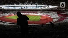 Pekerja melakukan perawatan tribun penonton Stadion Utama Gelora Bung Karno, Senayan, Jakarta, Kamis (9/2/2023). Perawatan kebersihan stadion berkapasitas 88.083 penonton tersebut dilakukan memasuki hari ke-100 menuju kick off Piala Dunia U-20 2023 yang akan digelar di Indonesia pada 20 Mei hingga 11 Juni mendatang. (Liputan6.com/Johan Tallo)
