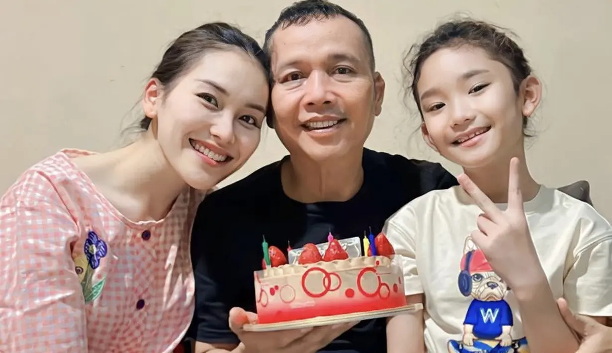 Sebelumnya, Ayu dan keluarga pun sudah memberikan kue ulang tahun kepada sang ayah tercinta. Nampak Ayu pun mengenakan baju tidur pada saat itu.  @ayutingting92.