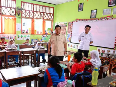 Foto selebaran yang diambil dan dirilis pada Senin 3 Februari 2025 oleh Istana Kepresidenan Indonesia ini menunjukkan Presiden Prabowo Subianto (kedua dari kiri) di sebuah ruang kelas di Sekolah Dasar Negeri Jati 05 Pagi Jakarta Timur. (Foto: Handout/Istana Kepresidenan Indonesia/AFP)