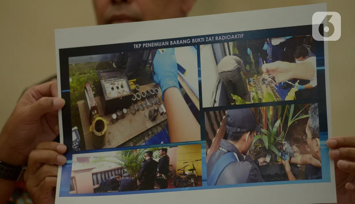 Petugas menunjukkan lembar cetakan barang bukti terkait kasus Tindak Pidana Ketenaganukliran di Mabes Polri, Jakarta, Jumat (13/3/2020). Satu karyawan Batan berinisial SM ditetapkan sebagai tersangka kasus penemuan zat radioaktif di Perumahan Batan Indah, Tangerang Selatan. (merdeka.com/Imam Buhori)