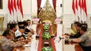 Presiden Jokowi menerima delapan tokoh dari organisasi keagamaan tokoh lintas agama di Istana Merdeka, Jakarta, Selasa (16/5). Selain itu, Jokowi juga menegaskan ada konstitusi yang mengatur kehidupan bernegara. (Liputan6.com/Angga Yuniar)