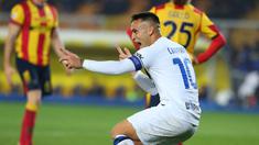 Pemain Inter Milan, Lautaro Martinez, melakukan selebrasi setelah mencetak gol ke gawang Lecce pada laga pekan ke-26 Serie A 2023/2024 di Ettore Giardiniero, Senin (26/02/2024). Jumlah gol Lautaro untuk Inter di Liga Italia tembus 100 gol. (AFP/Carlo Hermann)