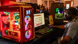 Peserta memainkan game komputer selama festival teknologi Campus Party di Sao Paulo, Brasil, Selasa (12/2). Pada tahun ini diharapkan 120 ribu pecinta teknologi akan berkumpul di acara yang berlangsung selama seminggu tersebut. (NELSON ALMEIDA / AFP)