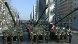 Pasukan tank militer Korea Utara membentuk formasi saat mengikuti parade militer di Pyongyang, Korea Utara (8/2). Korea Utara melibatkan sekitar 13 ribu pasukan untuk berparade di Lapangan Kim Il Sung, Pyongyang. (KRT via AP Video)