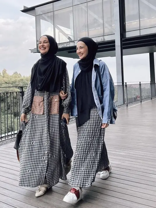 <p>Jaket jeans juga bisa dipadukan dengan abaya kotak-kotak seperti Zaskia Sungkar. Padukan dengan pashmina hitam. (@zaskiasungkar15)</p>