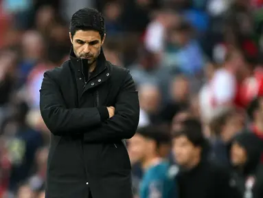 Ekspresi kecewa pelatih Arsenal, Mikel Arteta saat timnya kalah dari Bournemouth dalam laga lanjutan Liga Inggris 2024/2025 di Emirates Stadium, London, Inggris, Sabtu (03/05/2025) waktu setempat. (AFP/Glyn Kirk)