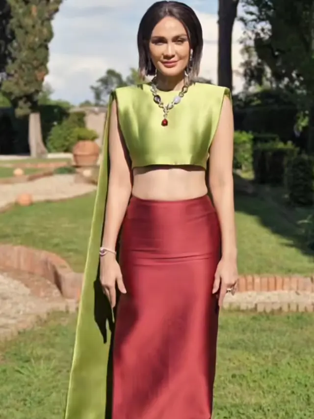 Luna Maya tampil fresh dengan busana lebih cerah dan rambut pendeknya. [@lunamaya]