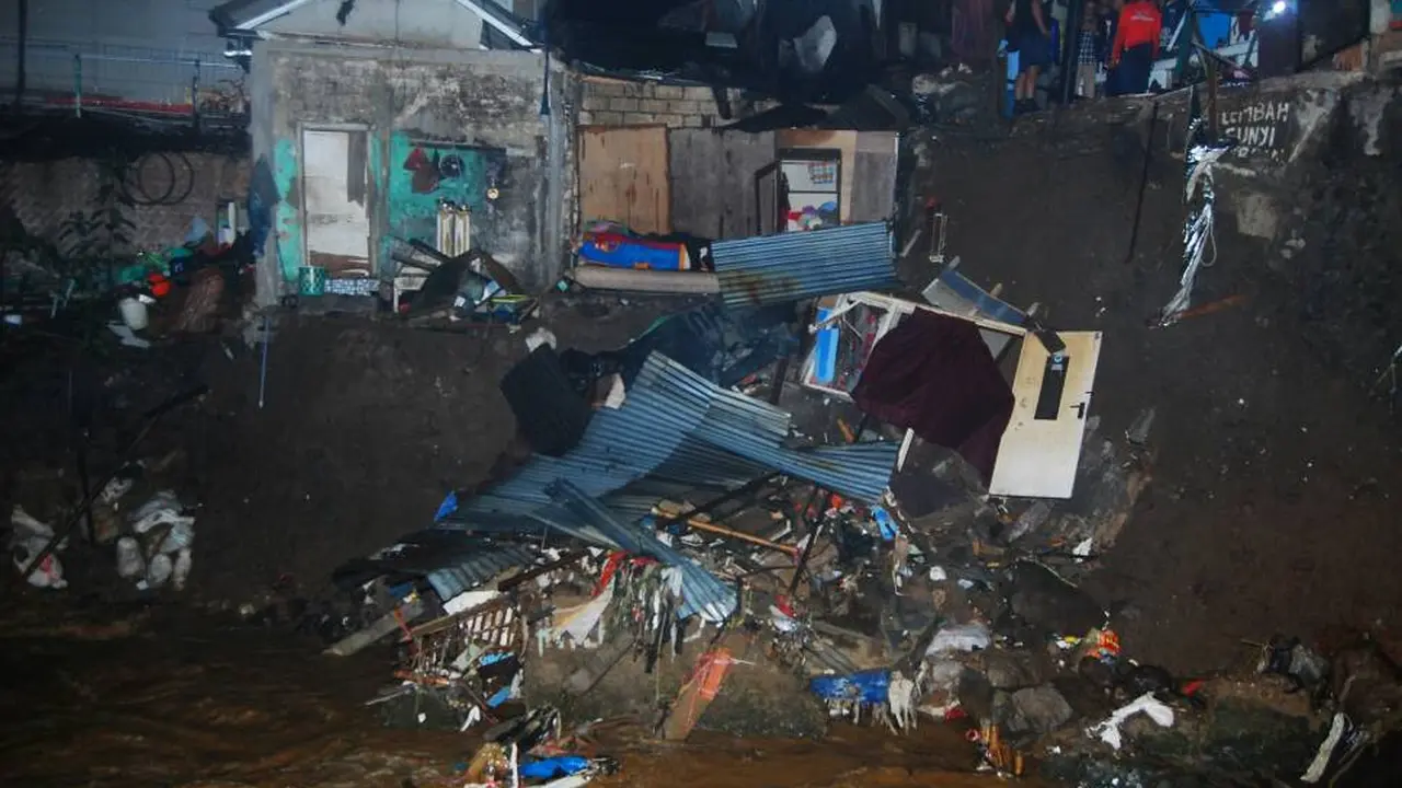 Tiga rumah di tepi Sungai Cipakancilan, Kelurahan Bondongan, Kecamatan Bogor Selatan, ambruk karena longsor.