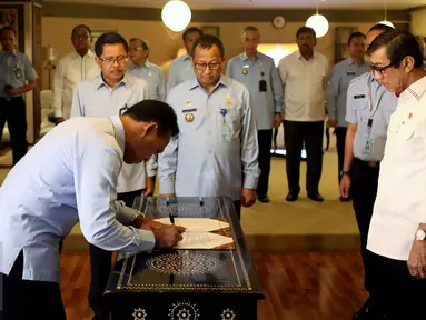 Kepala Kantor Wilayah (Kakanwil) Kementerian Hukum dan Hak Asasi Manusia Riau yang baru I Dewa Putu Gede membubuhkan tanda tangan surat keputusan di Kementerian Hukum dan HAM, Jakarta, Senin (8/5). (Liputan6.com/Johan Tallo)