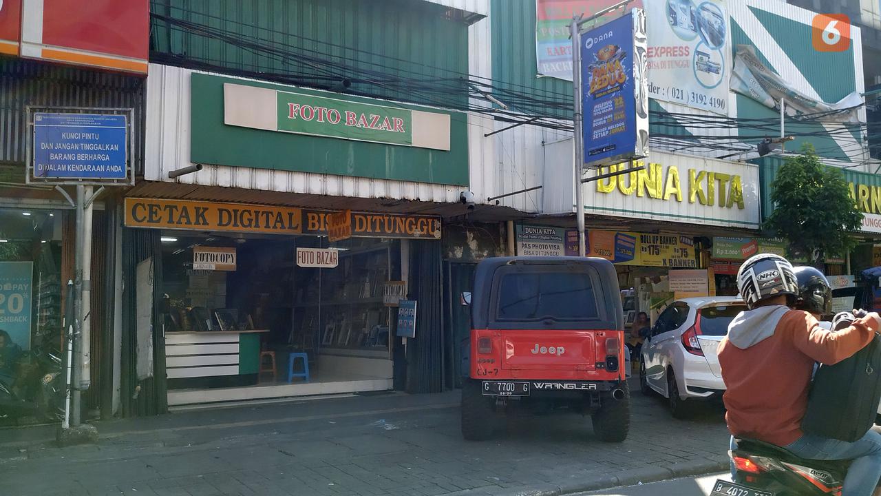 Sebagian toko di sekitar Gedung Badan Pengawas Pemilu (Bawaslu) sudah beroperasi pada Jumat (24/5/2019).