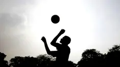 Siluet seorang anak didik menyundul bola saat mengikuti pelatihan bersama Rahmad Darwaman di Lembaga Pemasyarakatan Anak Tangerang, Banten, Senin (26/8). Latihan ini dalam rangka rencana pembuatan film. (Bola.com/Vitalis Yogi Trisna)