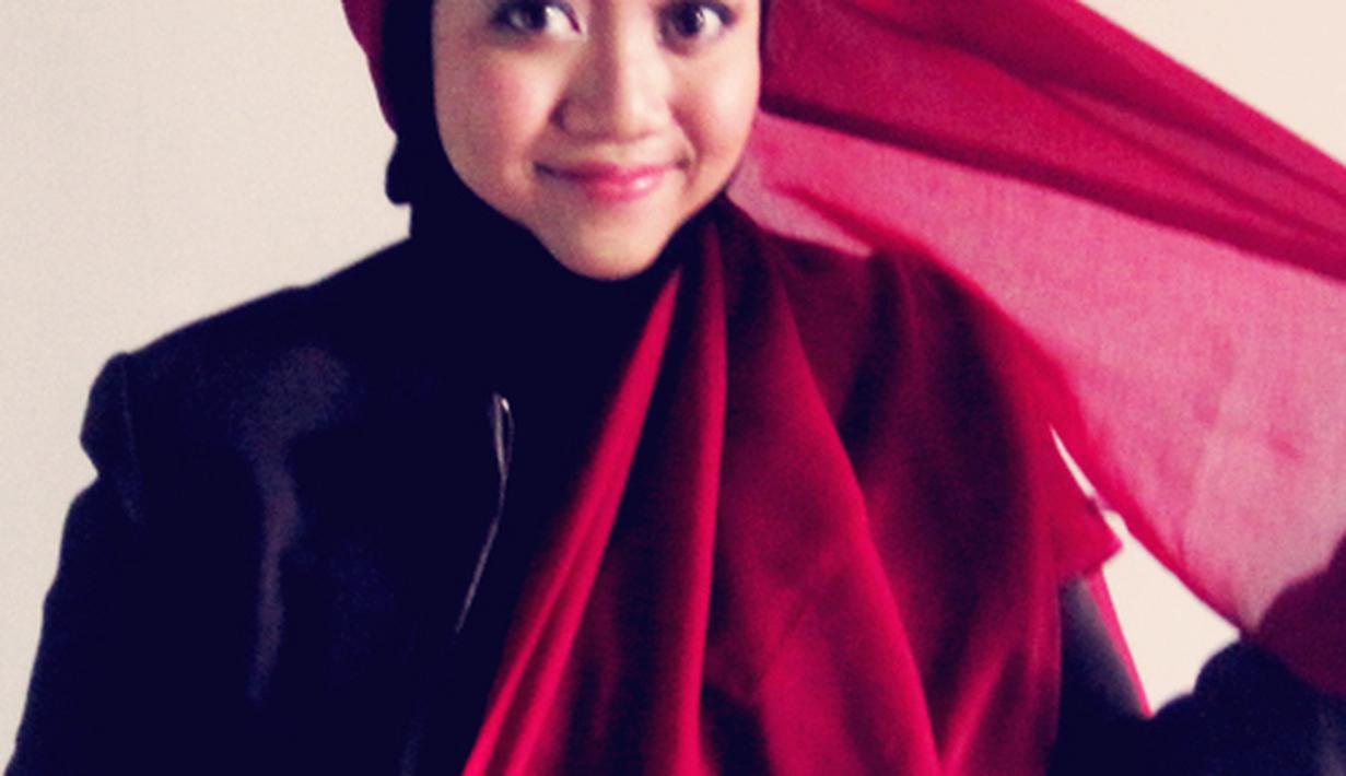 Tutorial Jilbab Modis Dengan Kerudung Paris - Fimela ...