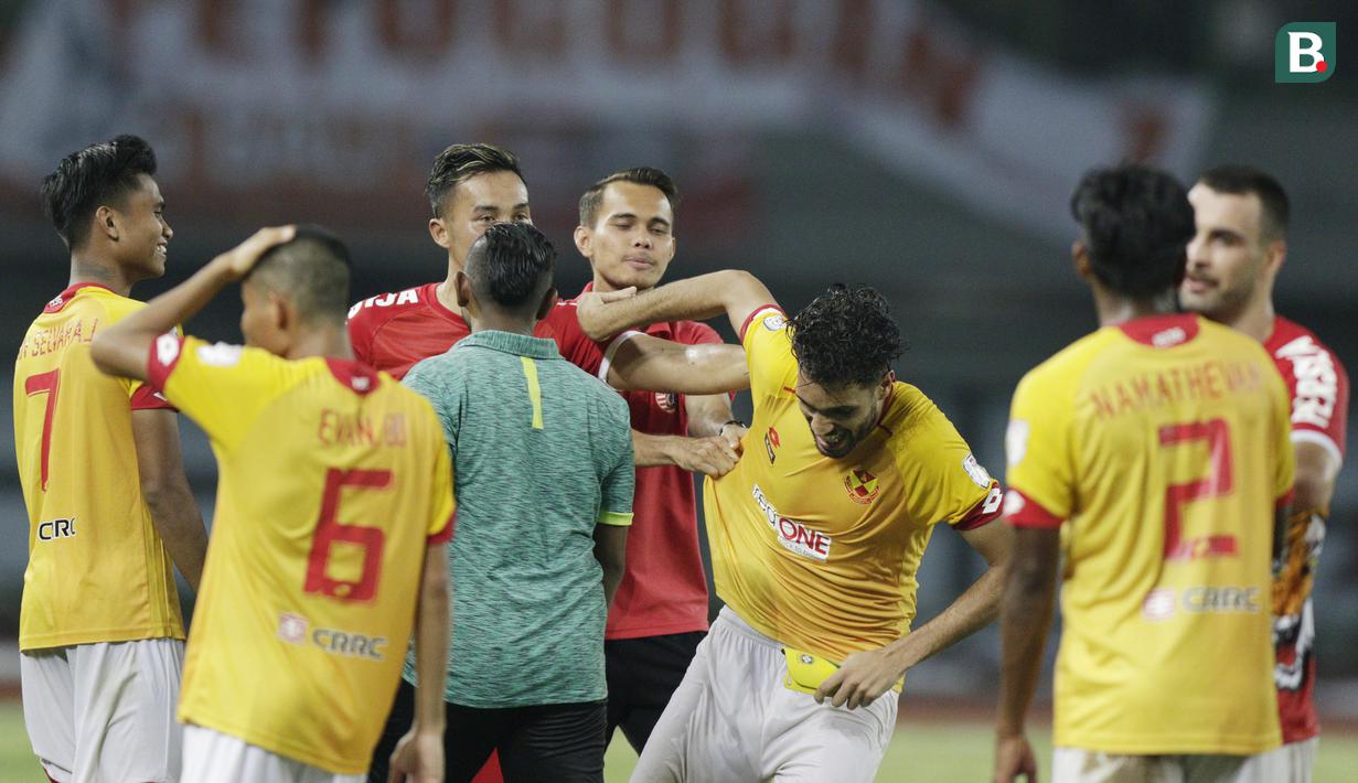Bek Selangor FA, Willian Pachecho, bercanda dengan pemain Persija Jakarta, Rezaldi Hehanusa, pada laga persahabatan di Stadion Patriot, Jawa Barat, Kamis (6/9/2018). Persija kalah 1-2 dari Selangor FA. (Bola.com/M Iqbal Ichsan)
