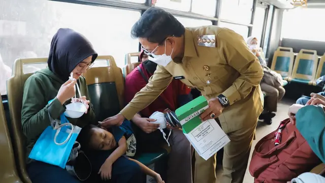 Abu Vulkanik Gunung Anak Krakatau Menyebar, Wali Kota Sachrudin Bagikan Masker ke Pengendara