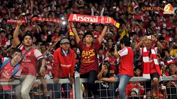 Para fans Arsenal yang terlihat begitu antusias usai tim kesayangannya mengalahkan Indonesia Dream Team di Stadion GBK Jakarta pada Minggu 14 Juli 2013.  (Liputan6.com/Helmi Fithriansyah)