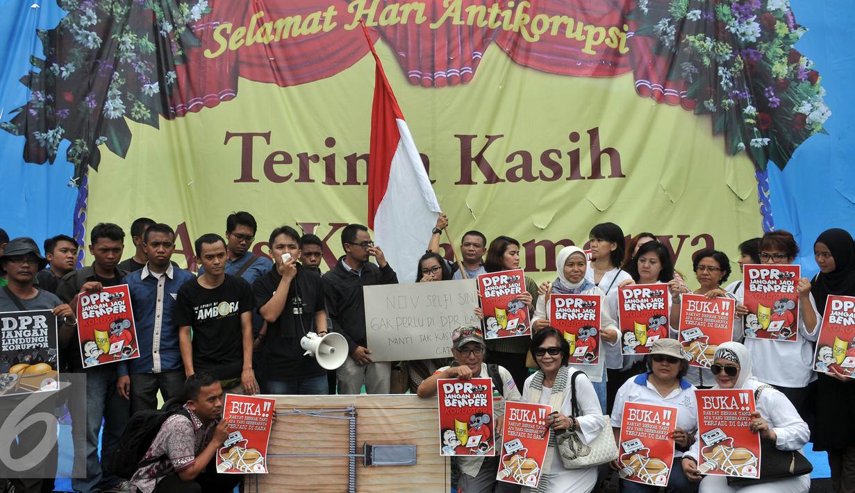 Puluhan orang yang tergabung dalam Koalisi Masyarakat Sipil Anti Korupsi peringati hari anti korupsi yang jatuh besok 9 desember dengan menggelar mimbar dan orasi di depan gedung DPR, Jakarta, Selasa (12/8). (Liputan6.com/Johan Tallo)