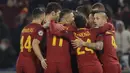 Para pemain AS Roma merayakan gol yang dicetak oleh Diego Perotti ke gawang Qarabag pada laga Liga Champions di Stadion Olimpico, Roma, Rabu (6/12/2017). AS Roma Menang 1-0 atas Qarabag. (AP/Alessandra Tarantino)