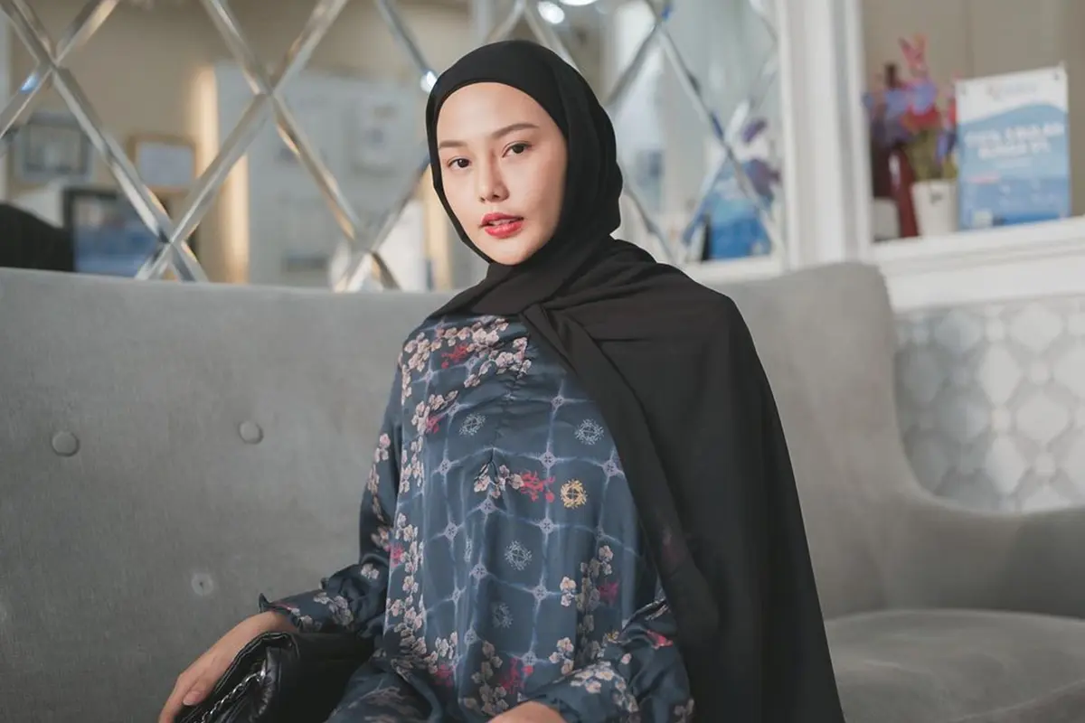 Penampilan Dara Arafah Mengenakan Hijab Hitam, Semakin Memesona