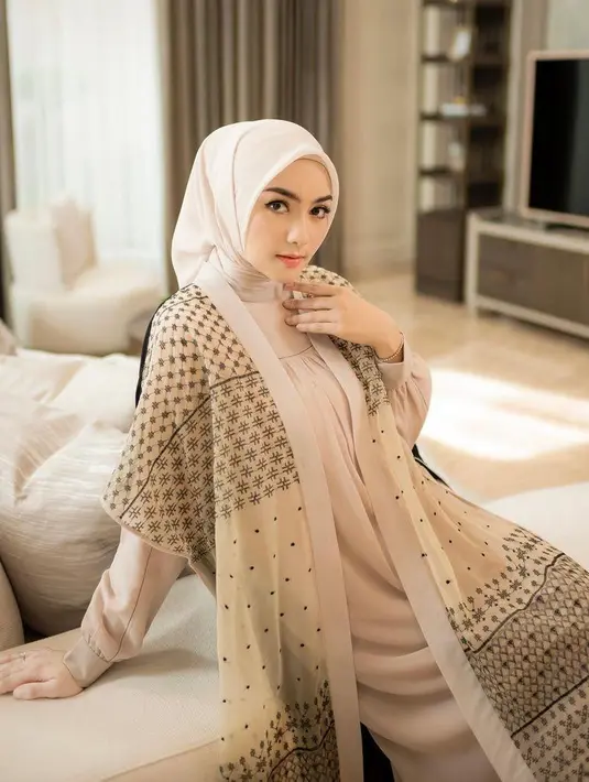 Simpel tapi anggun, padukan long dress dengan outer bermotif seperti tampilan Citra Kirana ini @citraciki.