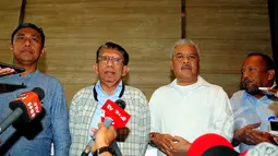 Ketua Komisi Banding M. Muhdar (kiri) didampingi Wakil Ketua Komisi Banding Max Boboy (kedua kiri) memberi keterangan di kantor PSSI, Jakarta, Kamis (19/3/2015). (Liputan6.com/Yoppy Renato)