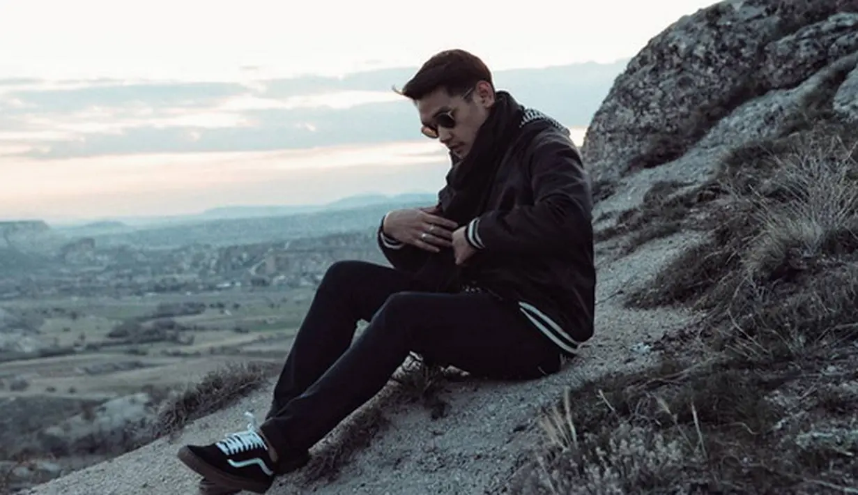 Meski telah delapan kali meraih piala sebagai penyanyi pria paling ngetop, ia juga tidak merasakan beban. Alasannya, lantaran kalau piala menjadi beban susah berkarya lagi. Ia hanya berusaha menyuguhkan yang terbaik lagi. (Instagram/afgansyah.reza)