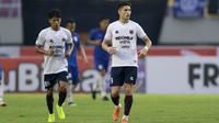 Ekspresi striker Persita Tangerang, Ramiro Ezequiel Fergonzi (kanan), usai mencetak gol melalui eksekusi penalti ke gawang PSIS Semarang dalam lanjutan pertandingan babak penyisihan Grup A Piala Presiden 2022 antara PSIS Semarang menghadapi Persita Tengerang di Stadion Manahan, Solo, Jawa Tengah, Senin (13/6/2022). (Bola.com/Arief Bagus)
