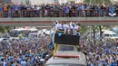 Pemain dan suporter Gremio merayakan keberhasilan meraih juara Copa Libertadores dengan pawai di Porto Alegre, Brasil, Kamis (30/11/2017). Gremio menjadi juara Copa Libertadores setelah mengalahkan Lanus dengan skor agregat 3-1. (AFP/Itamar Aguiar)