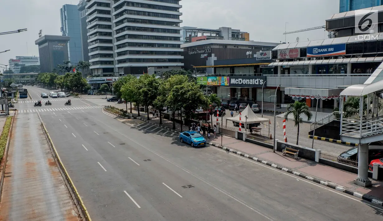 Kondisi lalu lintas di kawasan Jalan Thamrin, Jakarta, Sabtu (1/6/2019). Sejumlah ruas jalan rawan macet di Ibu Kota saat ini terpantau lengang dan lancar. (Liputan6.com/Faizal Fanani)