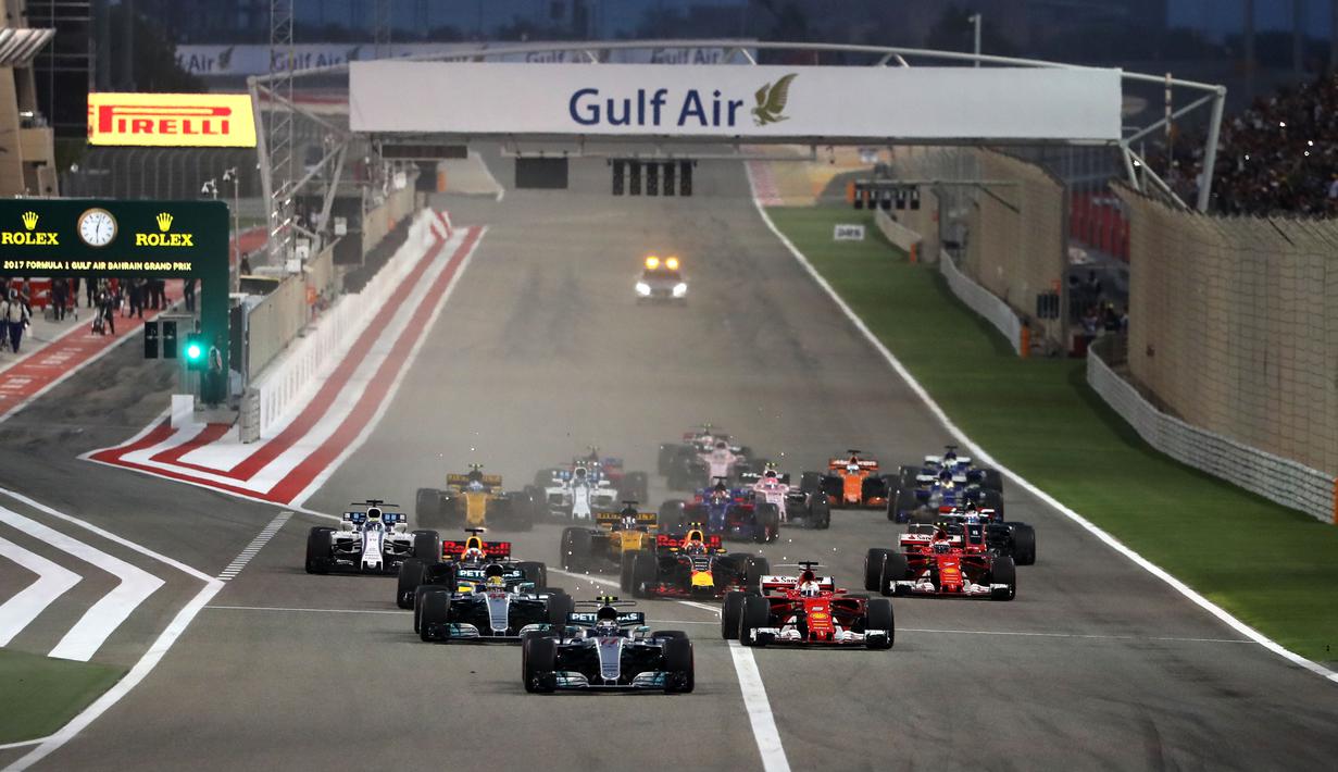 Deretan pebalap saat memulai start balapan F1 GP Bahrain di Sirkuit Sakhir, Manama, Minggu (16/4/2017). Vettel keluar sebagai juara F1 GP Bahrain ini. (AFP/Karim Sahib)