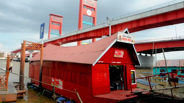 Nikmatnya Menyantap Pindang Ikan Khas Palembang di Atas Kapal Apung
