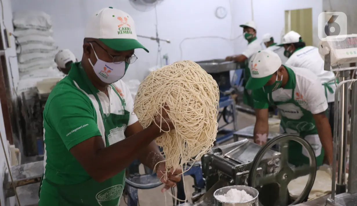 Pekerja membuat Mi Karya Abadi di industri rumahan, Ciledug, Tangerang, Minggu (6/9/2020). Dalam satu hari, pabrik milik Samino ini bisa memproduksi hingga 1,5 ton mi, namun saat pandemi seperti sekarang hanya memproduksi 1 ton saja. (Liputan6.com/Angga Yuniar)