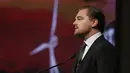 Aktor AS, Leonardo DiCaprio menyampaikan pidatonya saat pertemuan walikota dalam Konferensi Dunia Perubahan Iklim 2015 (COP21) di Paris, Prancis, 4 Desember 2015. (PATRICK KOVARIK / AFP)