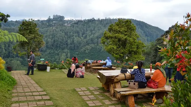 [Bintang] Manjakan Mata dan Perut dengan Makan di 'Kafe Bukit', Bandung