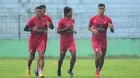 Setelah 2 bulan menjadi tim musafir, Arema menjalani latihan perdana di Stadion Gajayana, Malang, Senin (3/4/2023). (Bola.com/Iwan Setiawan)