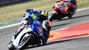 Pembalap Suzuki Ecstar, Alex Rins, memimpin balapan MotoGP Aragon, Spanyol, Minggu (18/10/2020). Alex Rins berhasil finis pertama dengan catatan waktu 41 menit, 54,391 detik. (AP Photo/Jose Breton)