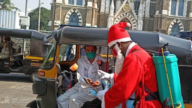 Kisah pria India berkostum unik selama mengampanyekan bahaya COVID-19 sekaligus beri masker.