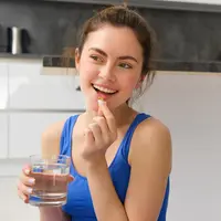 Tahukan kamu? Bahwa lebih banyak vitamin bukan jaminan tubuh makin sehat! Justru, konsumsi berlebihan bisa memicu masalah yang lebih serius. Yuk, kenali risikonya sebelum kesehatanmu jadi korban! (Foto dok: Freepik/benzoix).